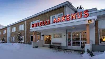 Snowy exterior of Hotelli Aakenus entrance