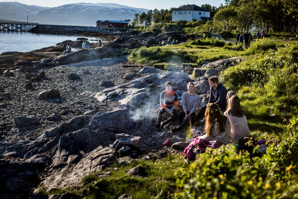 Midnight-sun-campfire