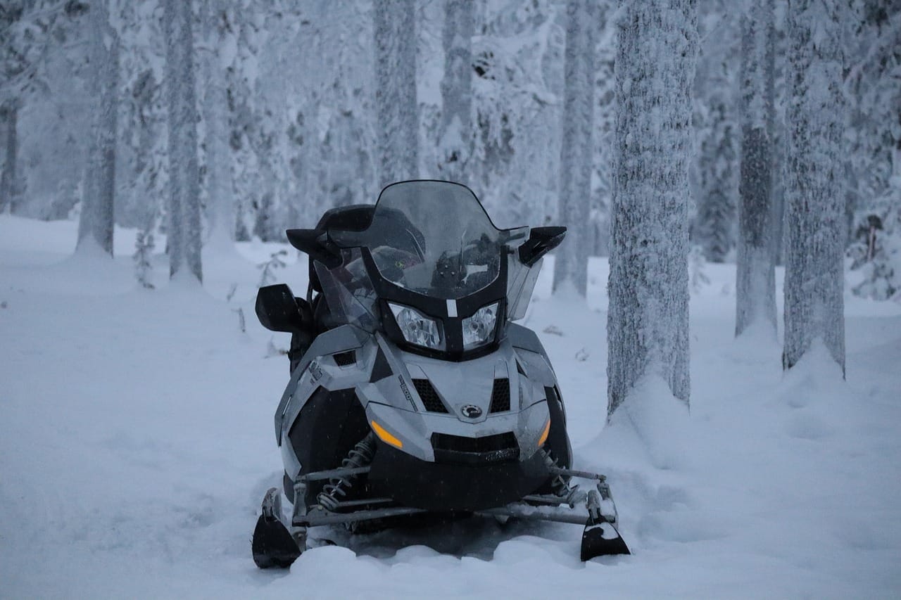 Family snowmobile safari near Levi